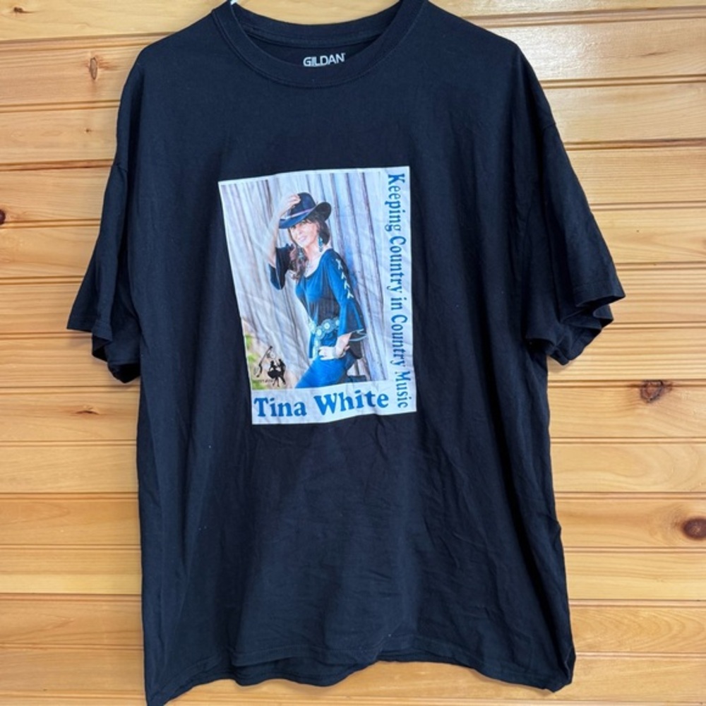 Gildan Tina White Keeping Country in Country Music Vinyl Print Black T-Shirt XL